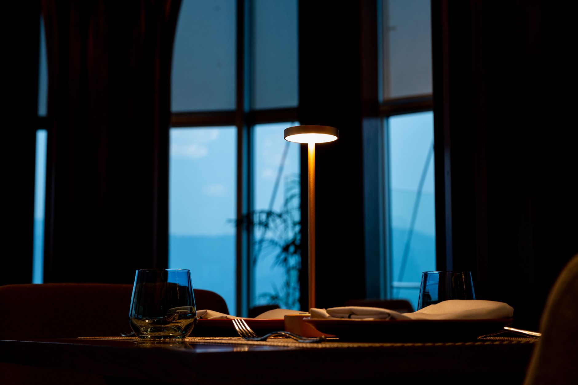 Gedeckter Tisch am Fenster für zwei Personen